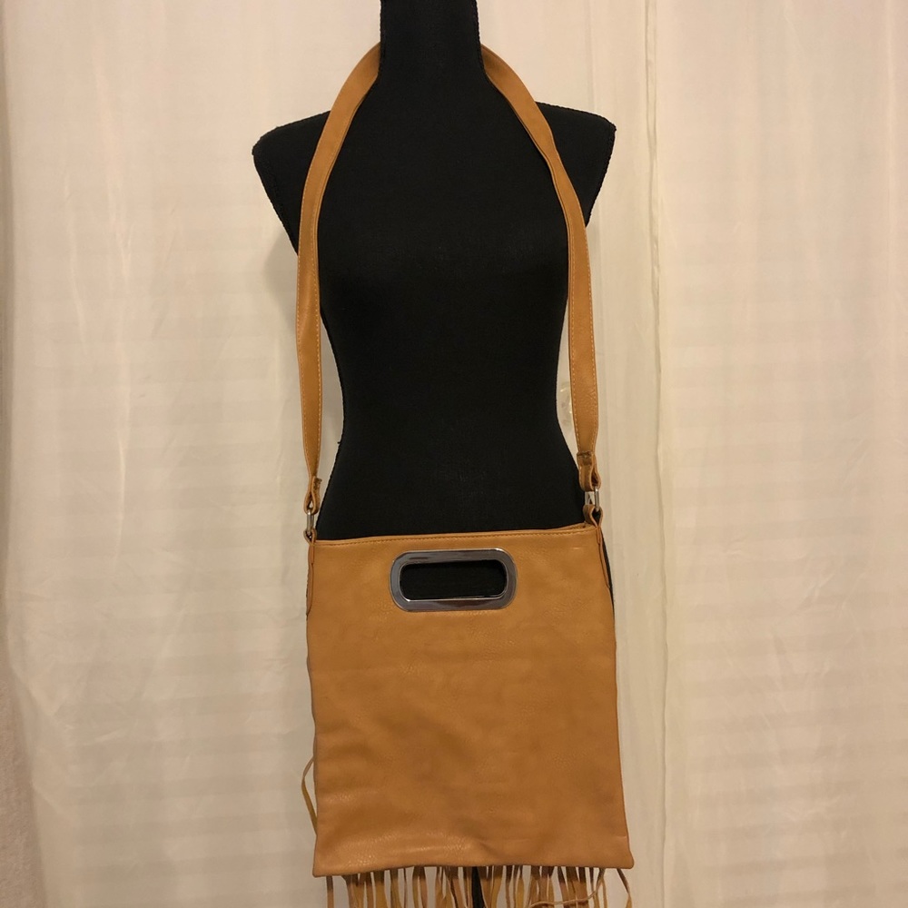 Medium size flat fringe bag.